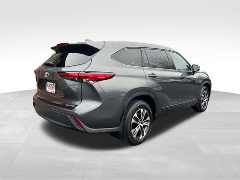 Used 2022 Toyota Highlander XLE image 5