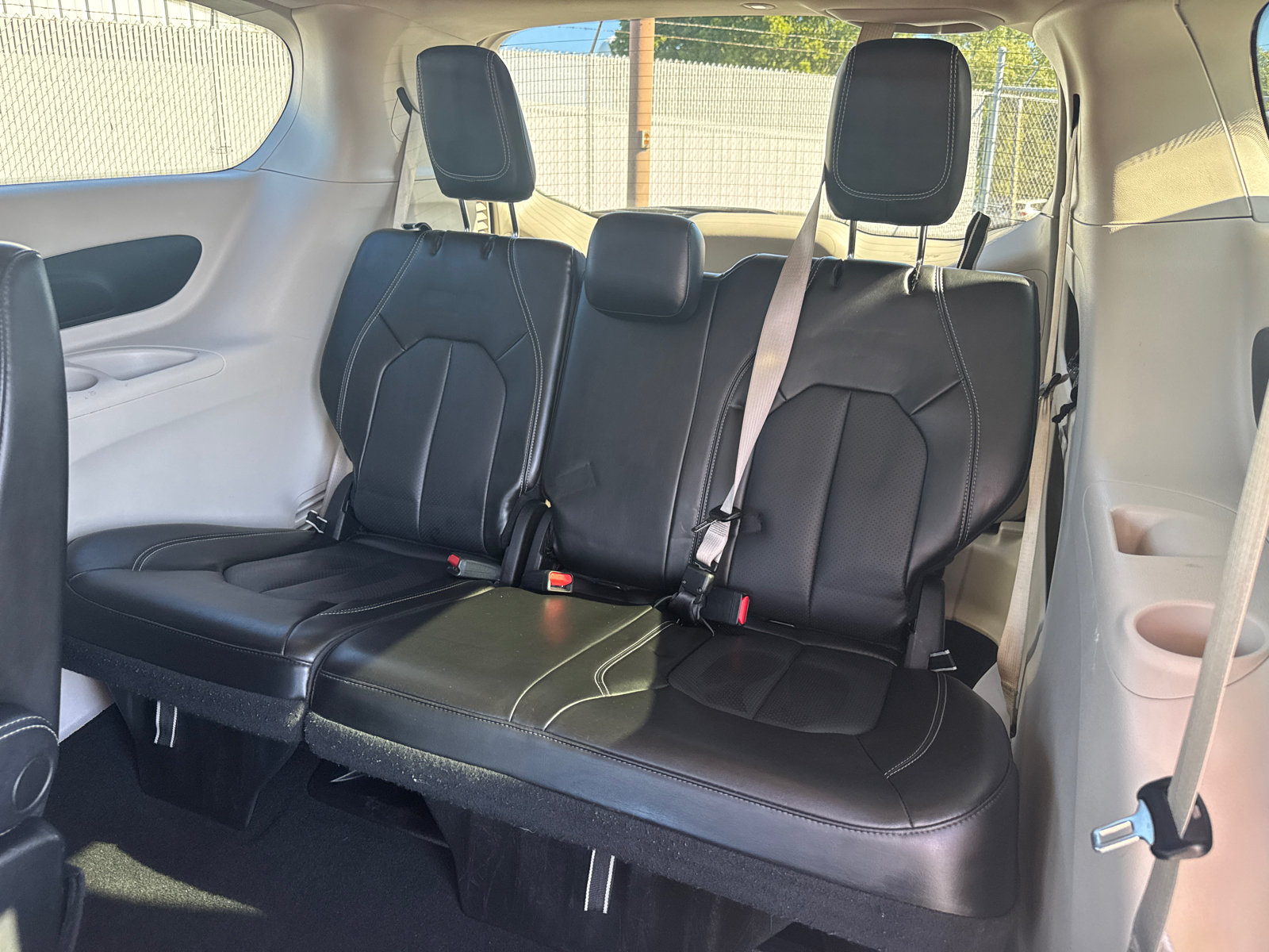 Used 2023 Chrysler Pacifica Touring-L FWD image 6