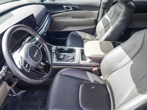 Used 2025 Kia Carnival image 19