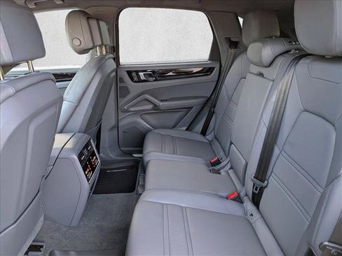 Used 2023 Porsche Cayenne AWD/4WD image 18