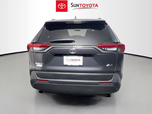 Used 2020 Toyota RAV4 XLE w/ Convenience Package FWD image 5