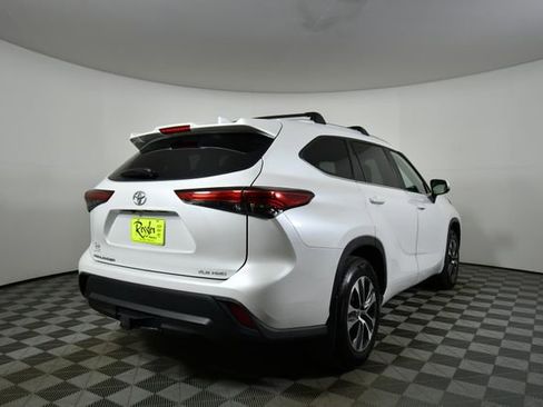 Used 2023 Toyota Highlander XLE image 11