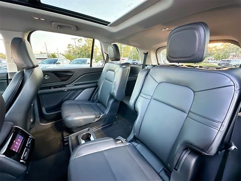 Used 2025 Lincoln Aviator Premiere w/ Equipment Group 101A image 4