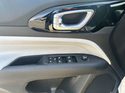 Used 2025 Jeep Compass Limited image 14