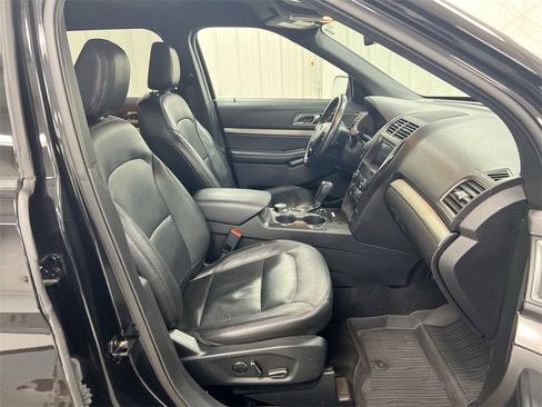 Used 2018 Ford Explorer XLT w/ Equipment Group 202A image 21