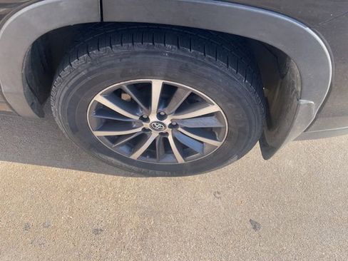 Used 2018 Toyota Highlander XLE image 3