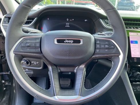 Used 2023 Jeep Grand Cherokee Limited AWD/4WD image 19