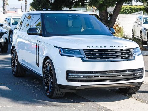 Used 2025 Land Rover Range Rover SE AWD/4WD image 3