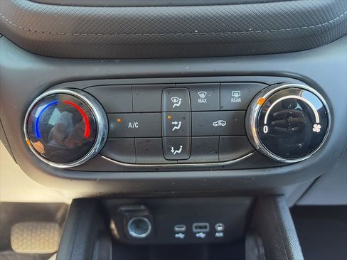 Used 2021 Chevrolet TrailBlazer LS w/ LPO, Blackout Package FWD image 8