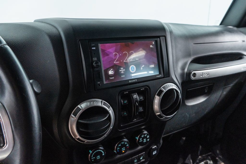 Used 2015 Jeep Wrangler Unlimited Rubicon AWD/4WD image 23