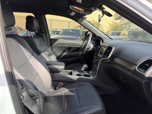 Used 2019 Jeep Grand Cherokee Laredo image 9