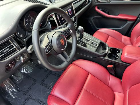 Certified 2025 Porsche Macan image 4