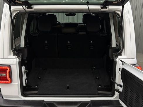 Used 2025 Jeep Wrangler Unlimited Sahara image 17