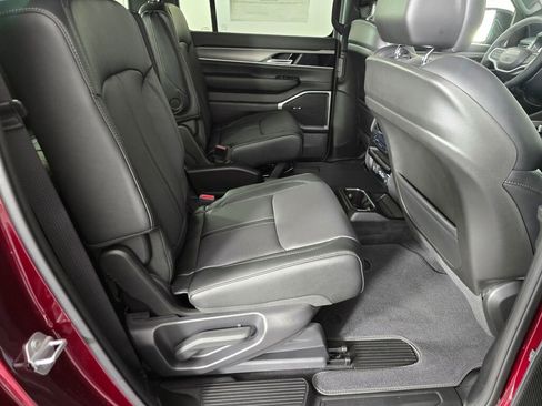 New 2025 Jeep Wagoneer L Series II w/ HD Trailer Tow Package w/25F image 28