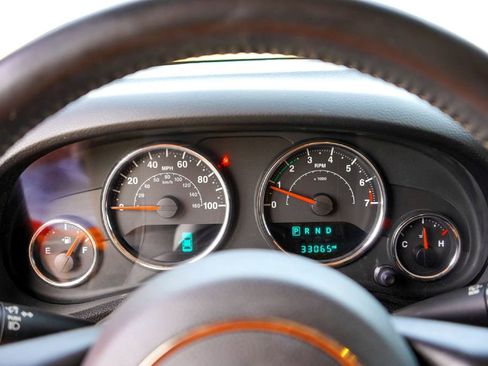 Used 2018 Jeep Wrangler Unlimited Rubicon w/ Connectivity Group image 15