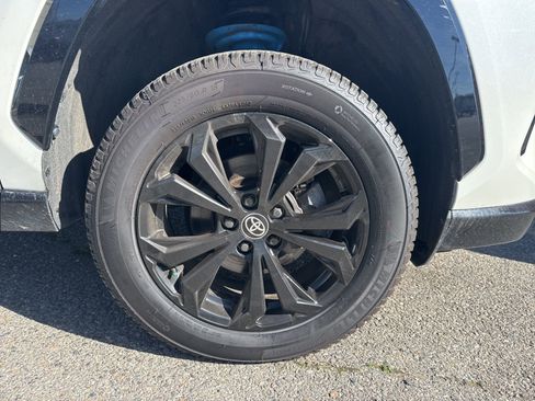 Used 2022 Toyota RAV4 SE w/ Convenience Package image 4