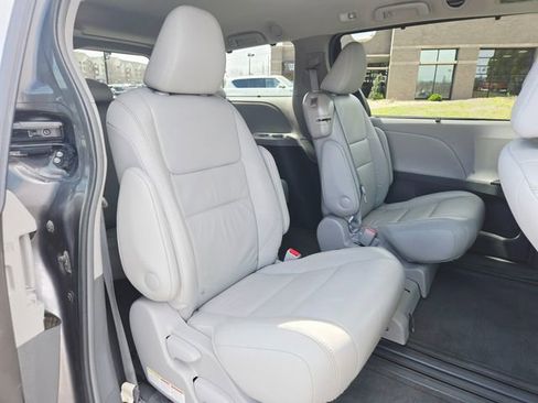 Used 2017 Toyota Sienna XLE image 20