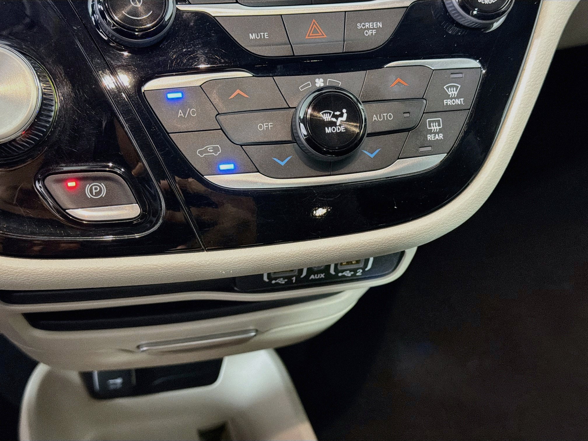 Used 2024 Chrysler Pacifica Touring-L FWD image 22