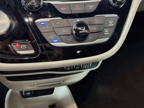 Used 2024 Chrysler Pacifica Touring-L FWD image 22