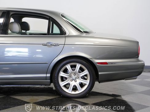 Used 2004 Jaguar XJ8 image 24