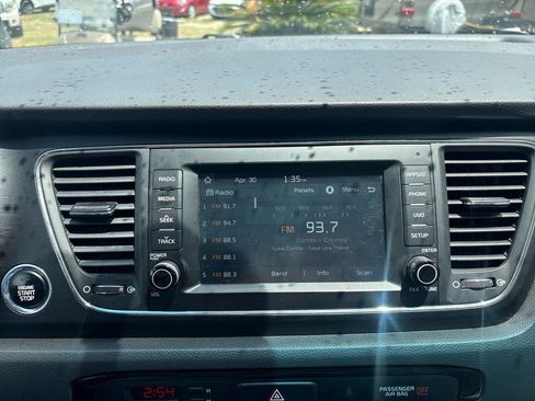 Used 2017 Kia Sedona LX w/ LX Essentials Premium Package FWD image 12
