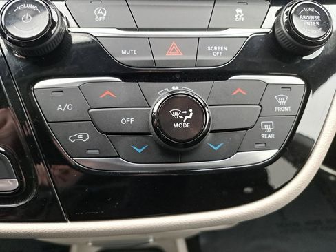 Used 2023 Chrysler Voyager LX image 22