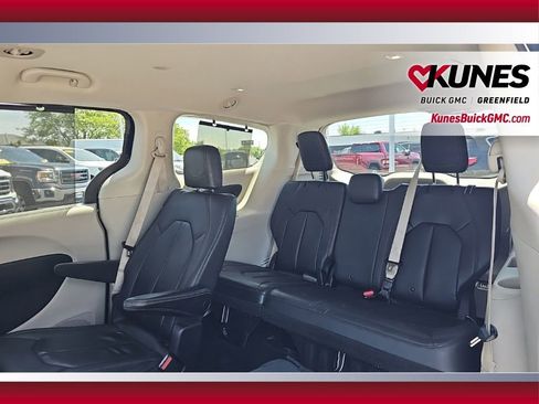 Used 2018 Chrysler Pacifica Touring-L w/ Advanced Safetytec Group FWD image 16