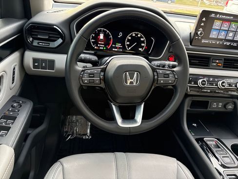 Used 2023 Honda Pilot Touring image 13