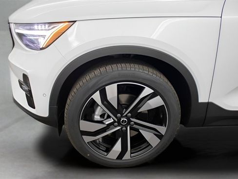 Certified 2025 Volvo XC40 B5 Plus image 12