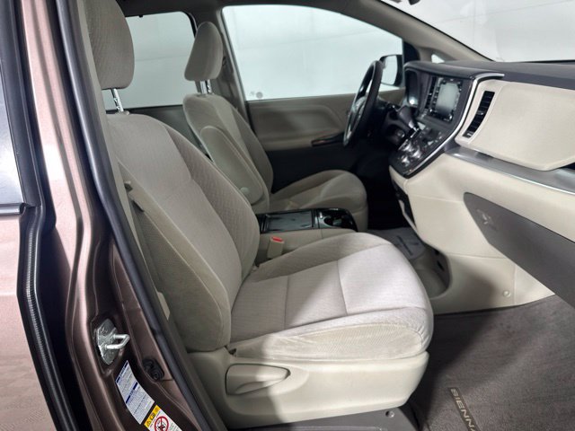 Used 2018 Toyota Sienna LE w/ Carpet Mat Package AWD/4WD image 25