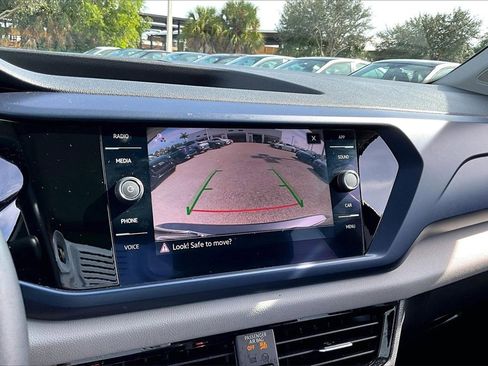 Certified 2022 Volkswagen Taos SE w/ Panoramic Sunroof Package image 27