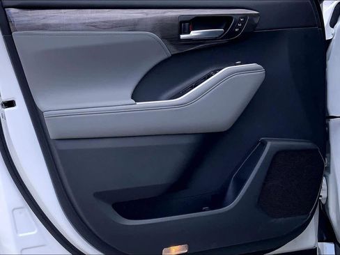 Used 2026 Toyota Highlander Platinum image 22