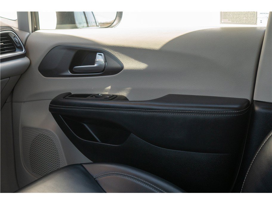 Used 2023 Chrysler Pacifica Touring-L FWD image 26