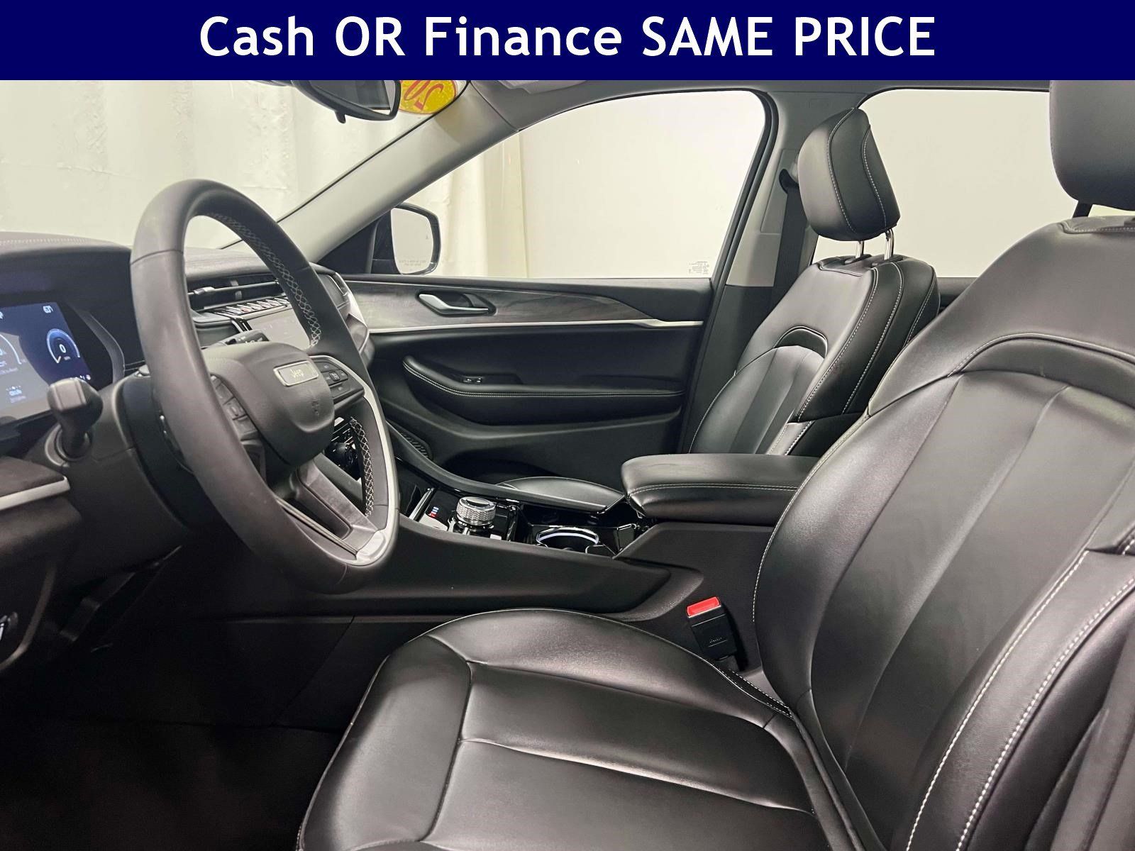 Used 2023 Jeep Grand Cherokee Limited w/ Black Appearance Package AWD/4WD image 17