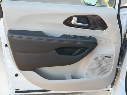 Used 2022 Chrysler Pacifica Limited image 22