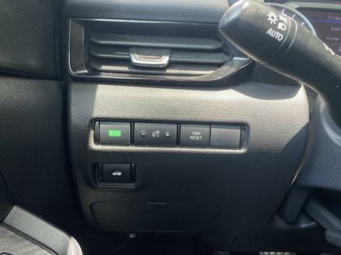 Used 2024 Nissan Sentra SV FWD image 19