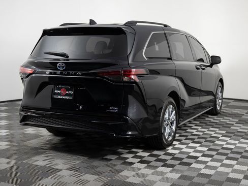 Used 2022 Toyota Sienna XSE w/ XSE Plus Package image 7