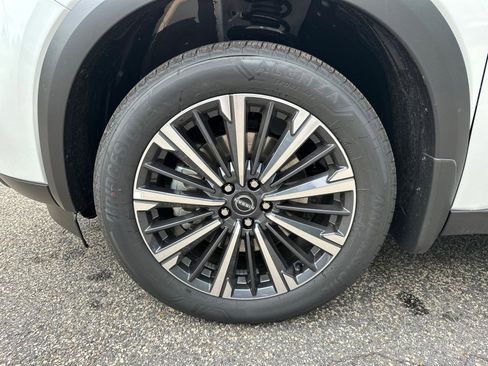 New 2026 Nissan Pathfinder Platinum FWD image 9