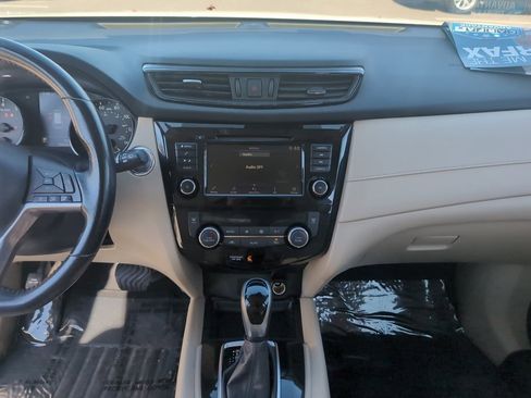 Used 2020 Nissan Rogue SV image 16