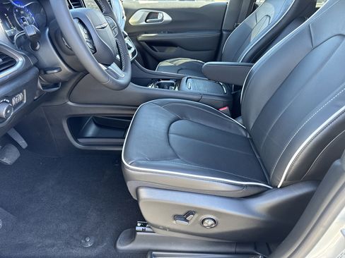 New 2026 Chrysler Pacifica Limited image 9