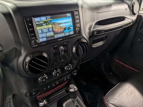 Used 2017 Jeep Wrangler Unlimited Rubicon AWD/4WD image 12