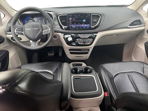 Used 2024 Chrysler Pacifica Touring-L FWD image 10