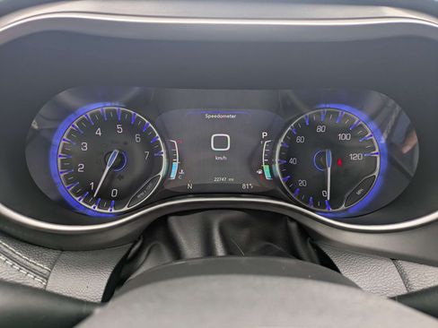 Used 2025 Chrysler Pacifica Select FWD image 24