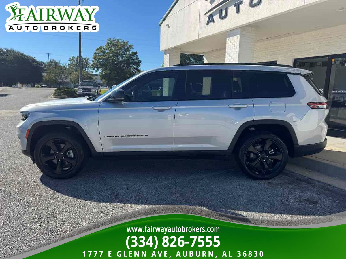 Used 2023 Jeep Grand Cherokee L Laredo AWD/4WD image 9