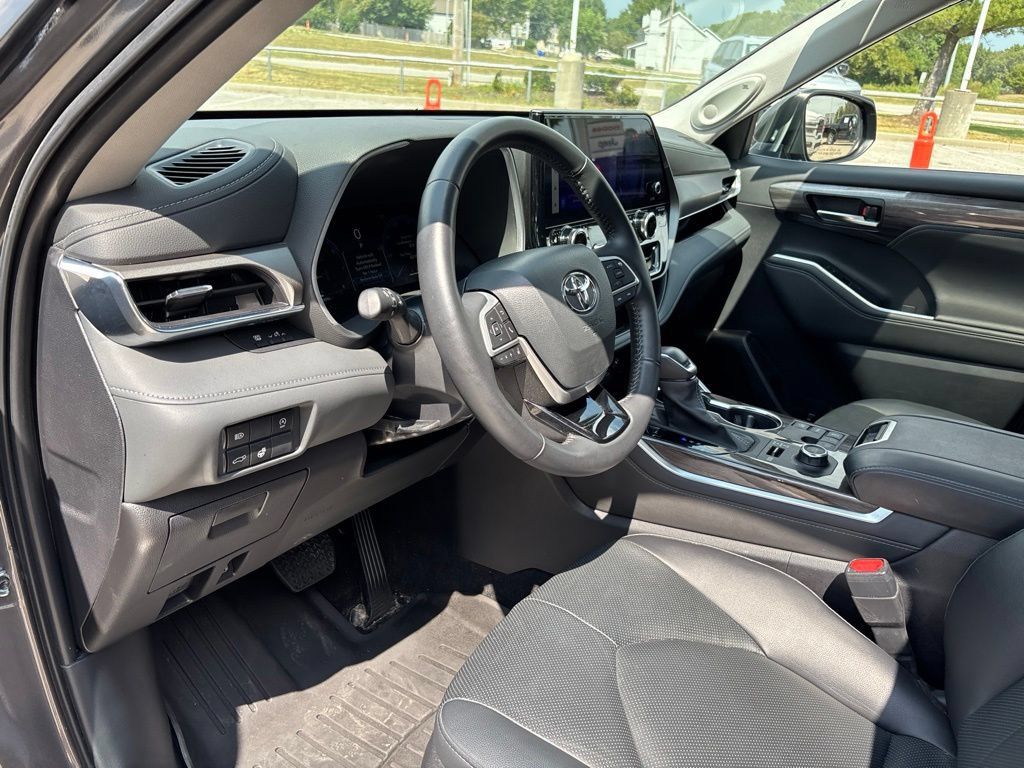 Used 2024 Toyota Highlander Limited AWD/4WD image 34
