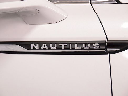 Used 2022 Lincoln Nautilus Reserve image 11