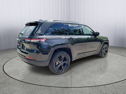 Used 2024 Jeep Grand Cherokee Limited w/ Black Appearance Package RWD image 4