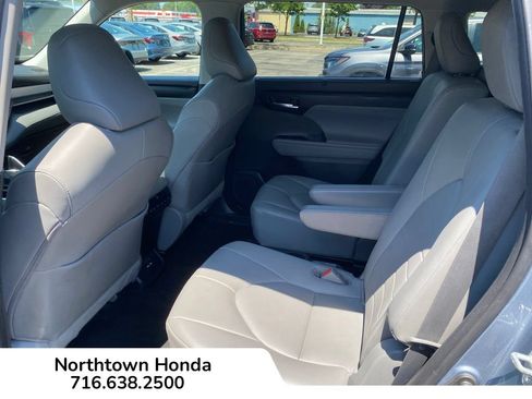 Used 2020 Toyota Highlander XLE AWD/4WD image 16