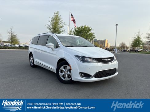 Used 2017 Chrysler Pacifica Touring-L Plus w/ Advanced Safetytec Group image 1
