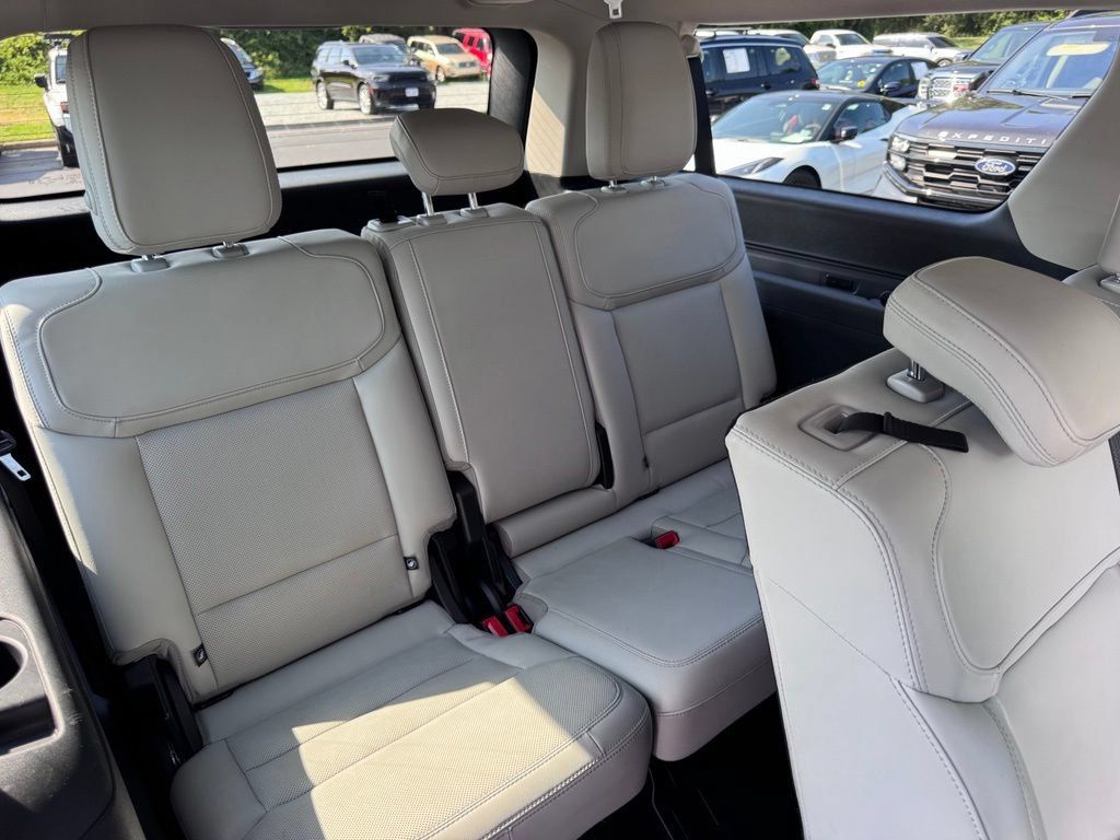 Used 2025 Ford Expedition Max Platinum AWD/4WD image 31